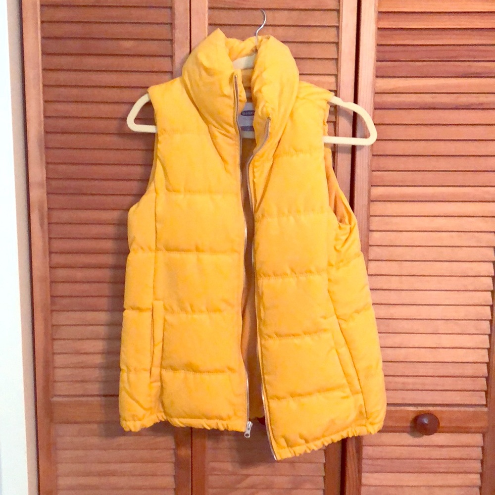 Beautiful mustard yellow zip-up Puffy vest